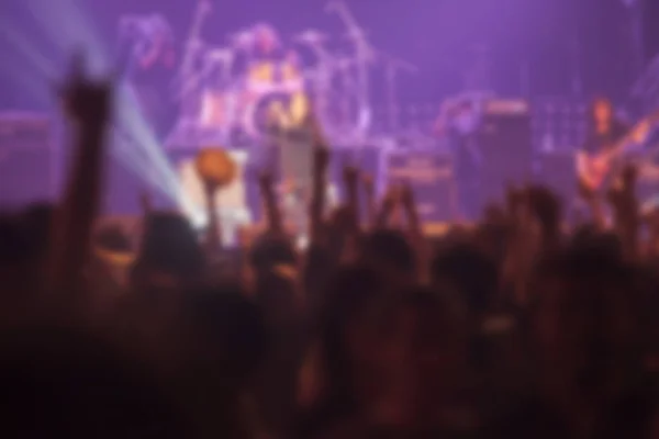 Immagine sfocata sfondo di musicisti rock in grande concerto rock . — Foto Stock