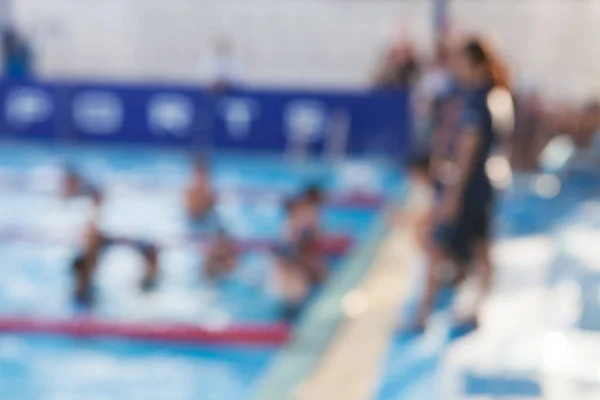 模糊的背景的学生游泳比赛在游泳池里. — 图库照片