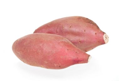 Japon tatlı patatesi beyaz arka planda izole edilmiş.