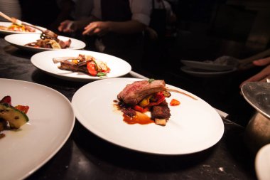 Chef kuzu ve dekorasyon lüks akşam yemeği için yemek otel ya da Restoran mutfakta bulanık arka plan.