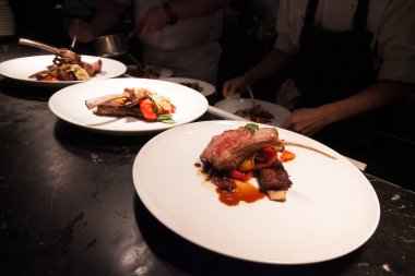 Chef kuzu ve dekorasyon lüks akşam yemeği için yemek otel ya da Restoran mutfakta bulanık arka plan.