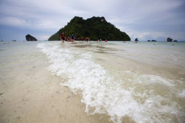 Deniz manzarası düşük deniz suyu görünmeyen Ao Phra Nang Krabi il, Tayland.