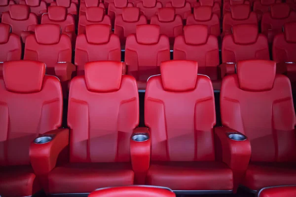 Asiento rojo en el cine. Fondo borroso . — Foto de Stock