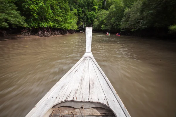 Cabeça de fundo embaçada de barco de madeira se movendo no canal na floresta de mangue . — Fotografia de Stock