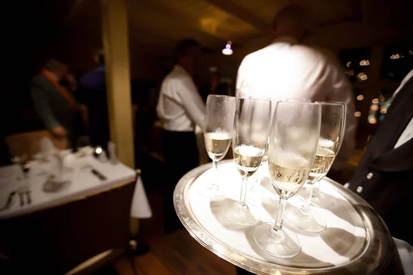Verschwommener Hintergrund Kellner serviert Champagner an Kunden im Restaurant. — Stockfoto