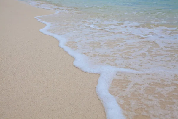 Fondo abstracto de playa de arena con olas suaves . — Foto de Stock