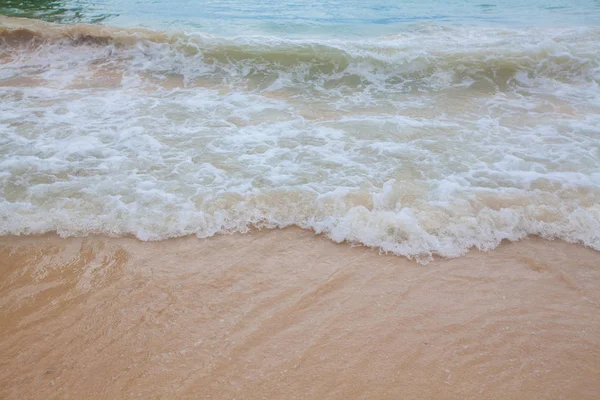 Astratto sfondo sfocato di onda morbida del mare blu con spiaggia sabbiosa . — Foto Stock