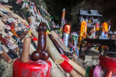 Pranang ahşap phalluses mağara. Krabi Güney Railay beach, Thailand.This ki burada köylüler arasında bir inançları bu mağarada Prenses Goddess bulunduğu.