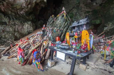 Pranang ahşap phalluses mağara. Krabi Güney Railay beach, Thailand.This ki burada köylüler arasında bir inançları bu mağarada Prenses Goddess bulunduğu.