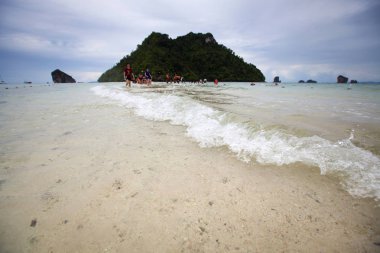 Deniz manzarası düşük deniz suyu görünmeyen Ao Phra Nang Krabi il, Tayland.