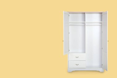 Kopya için alan sarı zemin üzerine izole giriş açık beyaz gardrop.