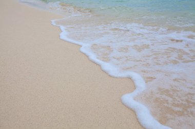 Yumuşak dalgalar ile kumlu plaj arka plan.