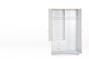 Kopyalama yeri olan beyaz arka plan üzerinde izole giriş açık beyaz gardrop.