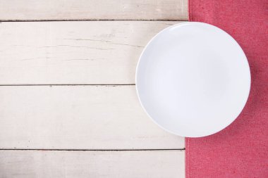 Boş beyaz plaka koymak kırmızı masa örtüsü ve beyaz wo Üstten Görünüm