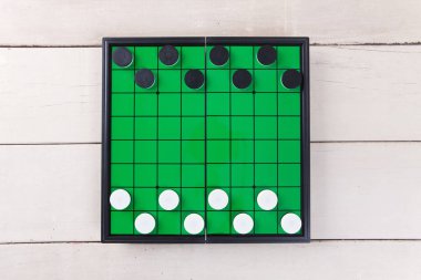 Ahşap masa üzerinde yukarıdan yeşil ışık yanmadı görünümü Checker oyunu başlatmak.