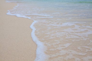 Yumuşak dalgalar ile kumlu plaj arka plan.