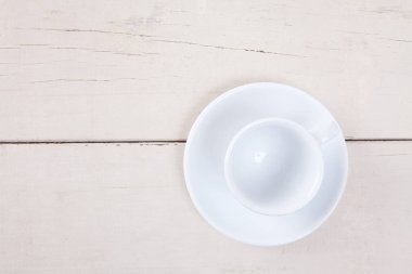Kopyalama yeri olan beyaz ahşap masa koymak boş beyaz fincan kahve Üstten Görünüm.