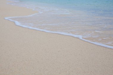 Yumuşak dalgalar ile kumlu plaj arka plan.