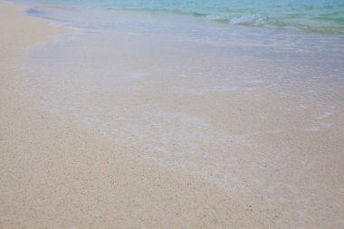 Yumuşak dalgalar ile kumlu plaj arka plan.