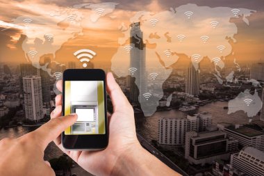 Adam el smartphone mobil bankacılık üst görünümden cityscape Bangkok, Tayland için kullanma.