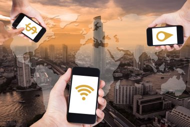 Adam el smartphone veri arama her tarafından üstten görünüm cityscape Bangkok, Tayland için wifi kullanarak.