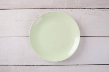 Kopyalama yeri olan beyaz ahşap masa koymak boş yeşil plaka Üstten Görünüm.