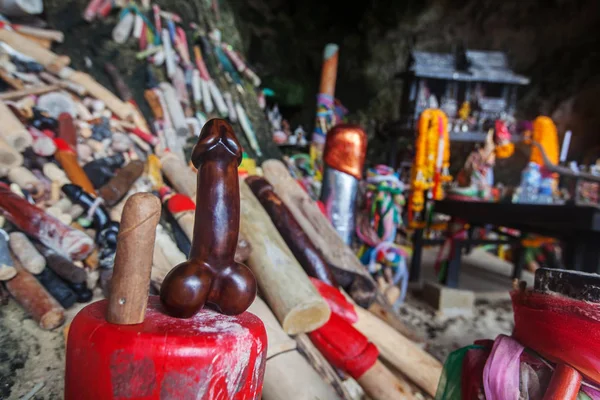 Pranang ahşap phalluses mağara. Krabi Güney Railay beach, Thailand.This ki burada köylüler arasında bir inançları bu mağarada Prenses Goddess bulunduğu.