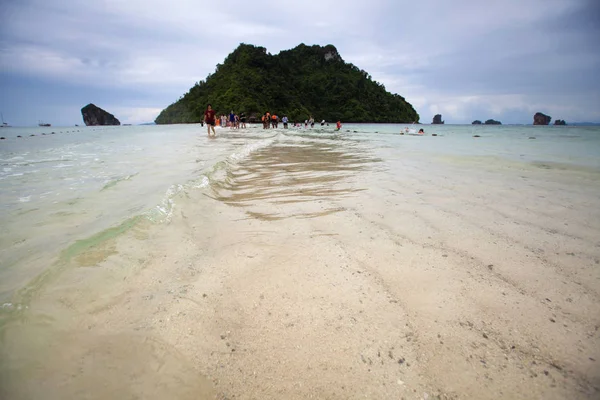 Deniz manzarası düşük deniz suyu görünmeyen Ao Phra Nang Krabi il, Tayland.