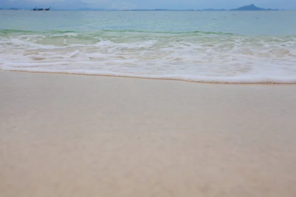 Fond flou abstrait de plage de sable fin avec des vagues douces . — Photo