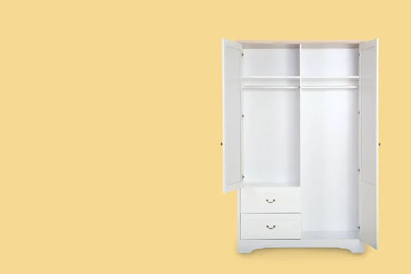 Kopya için alan sarı zemin üzerine izole giriş açık beyaz gardrop.