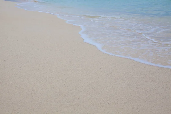 Fondo abstracto de playa de arena con olas suaves . — Foto de Stock