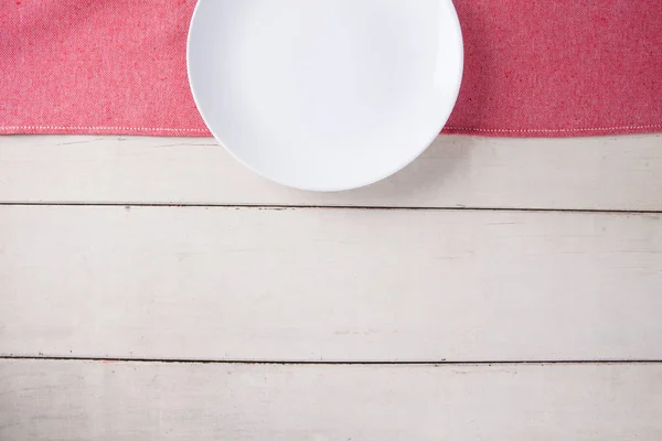 Boş beyaz plaka koymak kırmızı masa örtüsü ve beyaz wo Üstten Görünüm — Stok fotoğraf