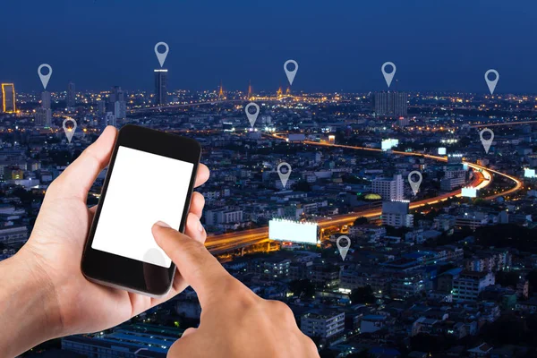 Bangkok, Tayland en iyi görünümü city scape harita iğnesi konumunda arama smartphone kullanarak adam ele.
