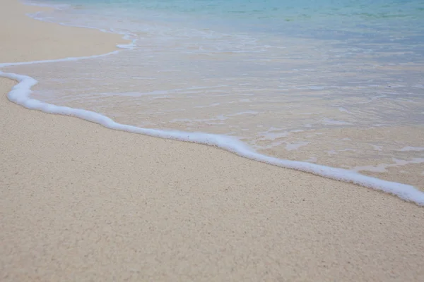 Fondo abstracto de playa de arena con olas suaves . — Foto de Stock