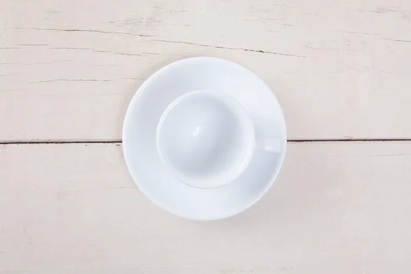 Kopyalama yeri olan beyaz ahşap masa koymak boş beyaz fincan kahve Üstten Görünüm. — Stok fotoğraf