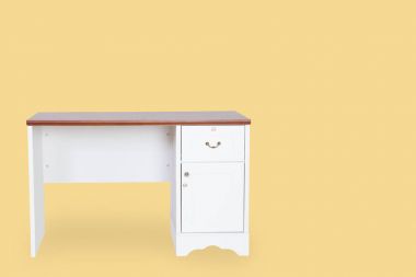 Kopyalama yeri olan beyaz arka plan üzerinde izole giriş açık beyaz gardrop.