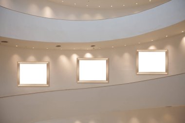 Çerçeve Duvar Galeri salonda boş.