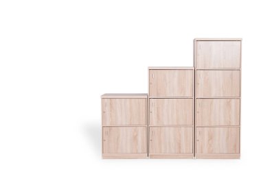 Kopyalama yeri olan beyaz arka plan üzerinde izole giriş açık beyaz gardrop.