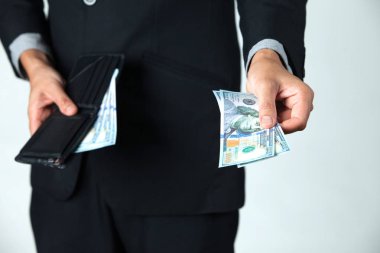 İşadamı cüzdanını ödeme veya bağış için dışarı Doları aldı.