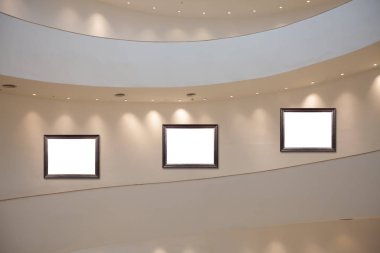 Çerçeve Duvar Galeri salonda boş.