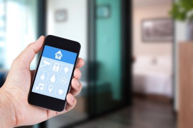 Smartphone akıllı ev app için cep telefonunuzda uzaktan kumandasında her evde wifi ağ tarafından kullanarak el.