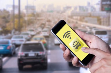 Smartphone telefon taksi ile uygulama smartphone kullanarak adamın elini