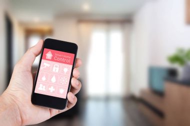 Smartphone akıllı ev app için cep telefonunuzda uzaktan kumandasında her evde wifi ağ tarafından kullanarak el.