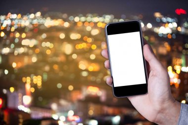 El smartphone boş ekran bokeh arka plan City ile holding adam bir parçası.