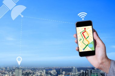 Smartphone uygulama ile cityscape arka plan harita kullanarak adamın elini.