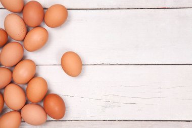 Kopyalama yeri olan ahşap masa üzerinde tavuk yumurta 