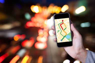Smartphone uygulama bokeh backg ile harita kullanarak adamın elini