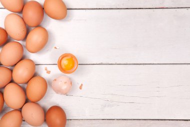 Kopyalama yeri olan ahşap masa üzerinde tavuk yumurta 