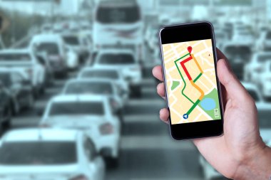 Harita üzerinde trafik sıkışıklığı ile smartphone uygulama kullanarak adamın elini
