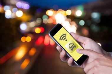 Smartphone telefon taksi ile uygulama smartphone kullanarak adamın elini